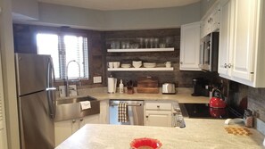 Kylskåp, mikrovågsugn, ugn och spishäll