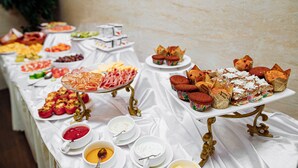 بوفيه فطور مجانًا يوميًا