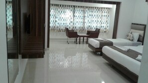 Soundproofing, free WiFi - Golden Palms (Mumbai)