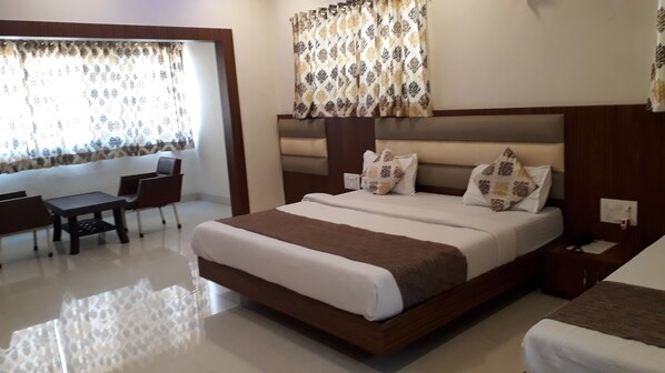 Soundproofing, free WiFi - Golden Palms (Mumbai)