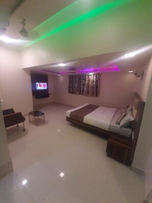 Soundproofing, free WiFi - Golden Palms (Mumbai)