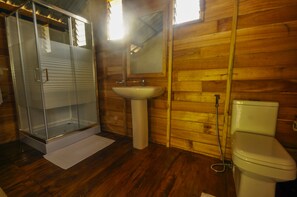 Luxury-Zelt | Badezimmer | Dusche, Regendusche, Hausschuhe, Bidet