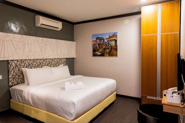 Deluxe King Room | Desk, blackout drapes, soundproofing, iron/ironing board - Vivids Hotel (Kuala Lumpur)