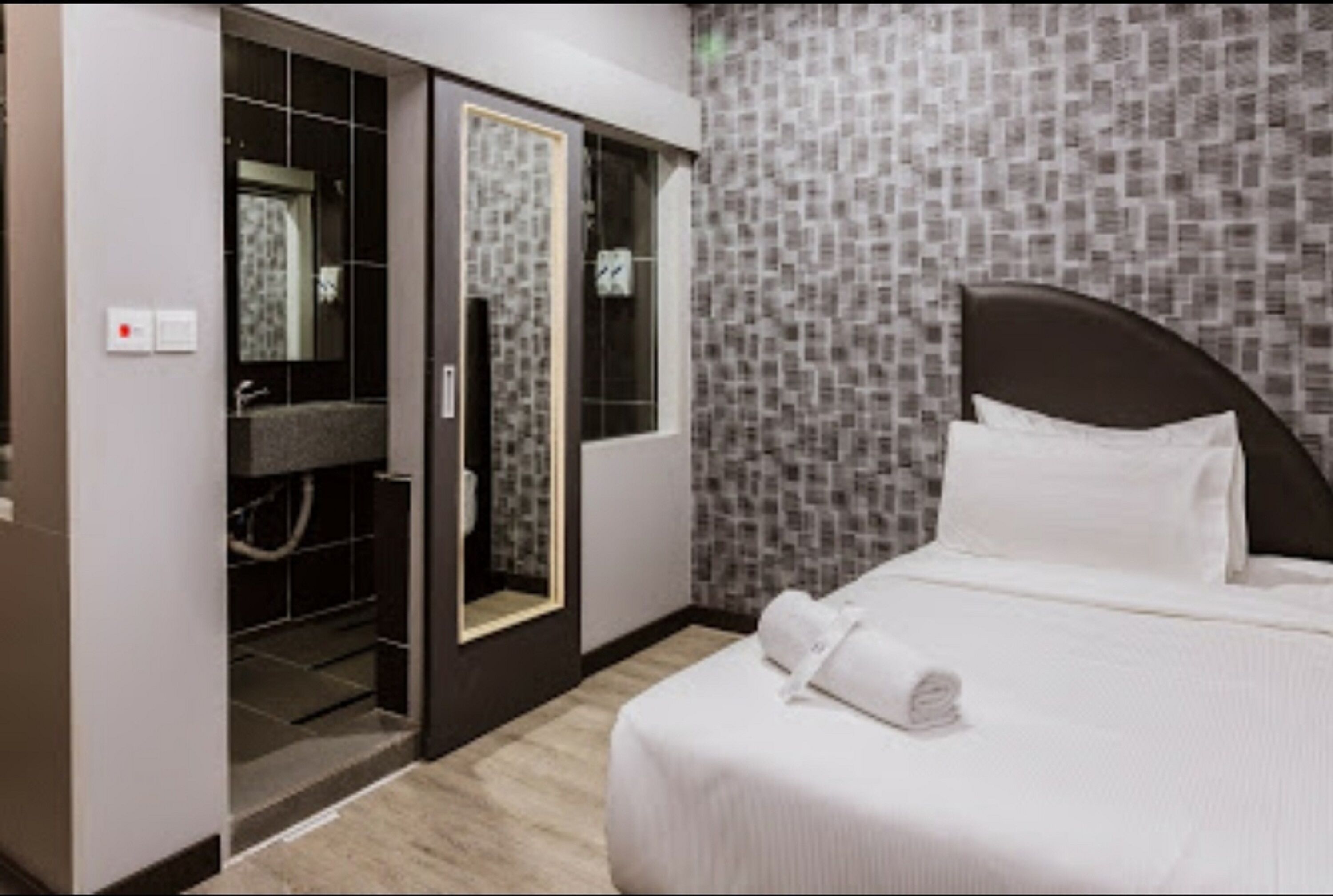 Superior Single Room | Desk, blackout drapes, soundproofing, iron/ironing board