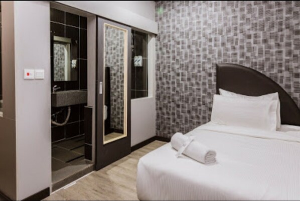 スーペリア シングルルーム | デスク、遮光カーテン、防音設備、アイロン / アイロン台