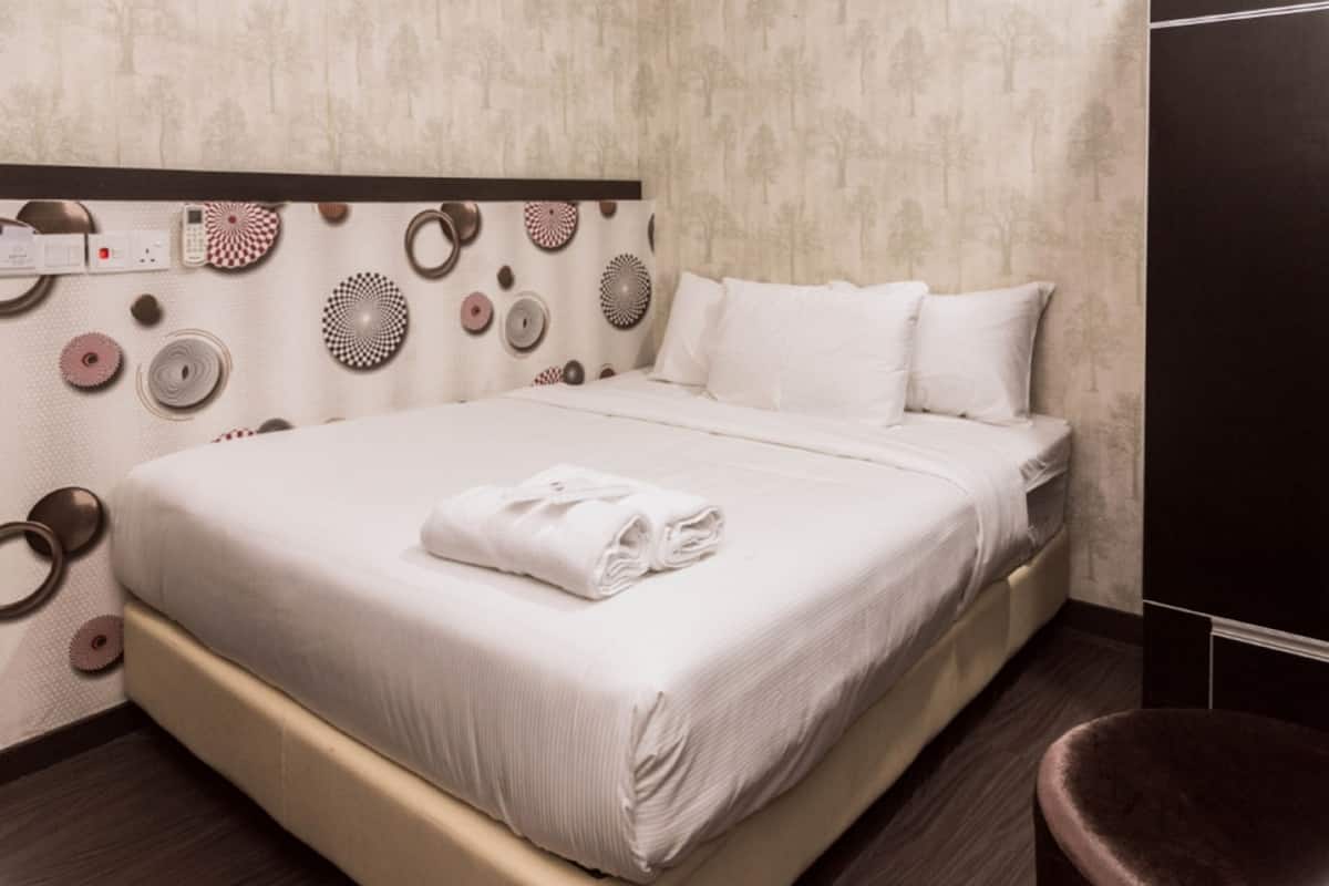 Signature Queen Room | Desk, blackout curtains, soundproofing, iron/ironing board