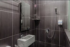 تجهيزات دش، مراحيض شطف، مناشف، صابون