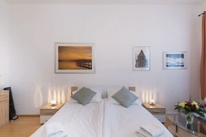 3 عدّة غرف نوم وستائر تعتيم ومكواة/لوح كي وأسرّة أطفال/رضّع (مجانًا)