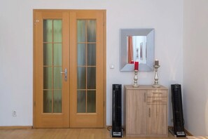 3 عدّة غرف نوم وستائر تعتيم ومكواة/لوح كي وأسرّة أطفال/رضّع (مجانًا)