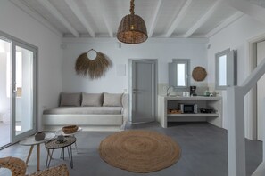 Departamento Deluxe | Cocineta privada | Refrigerador, microondas, parrilla de estufa y cafetera y tetera 