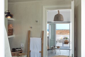Departamento Deluxe | Baño | Regadera, amenidades de baño gratuitas, batas, pantuflas 