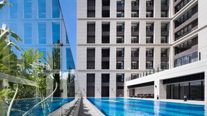 A modern building with a swimming pool. - Lakeshore Hotel Tainan (Tainan)