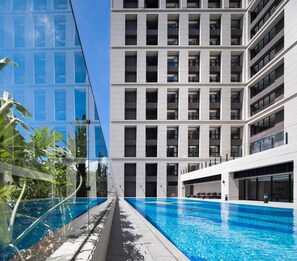 AuĂenpool, geöffnet von 06:30 Uhr bis 22:00 Uhr, LiegestĂŒhle