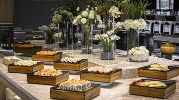 Daily buffet breakfast (TWD 693 per person)