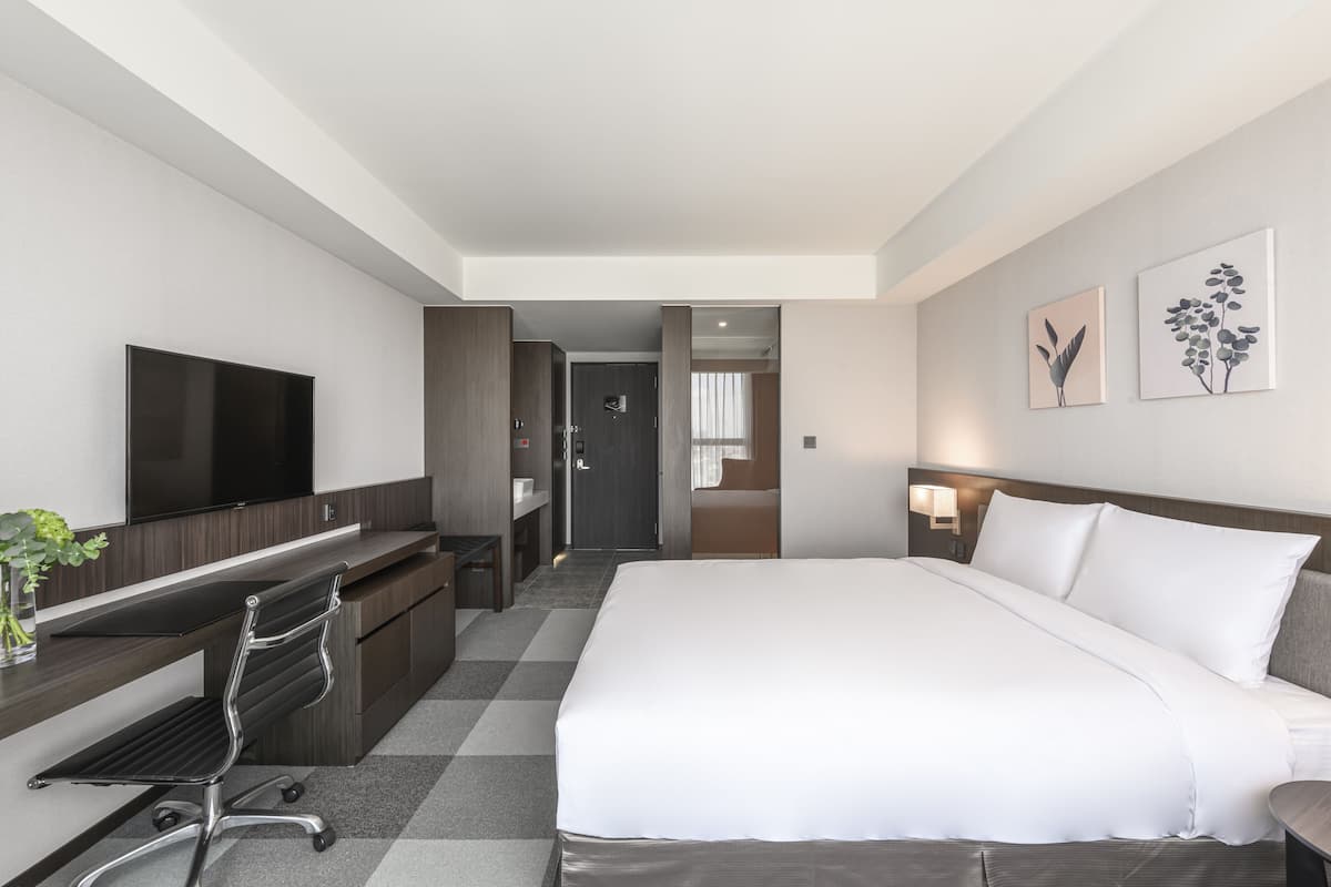 Premium bedding, down comforters, desk, laptop workspace