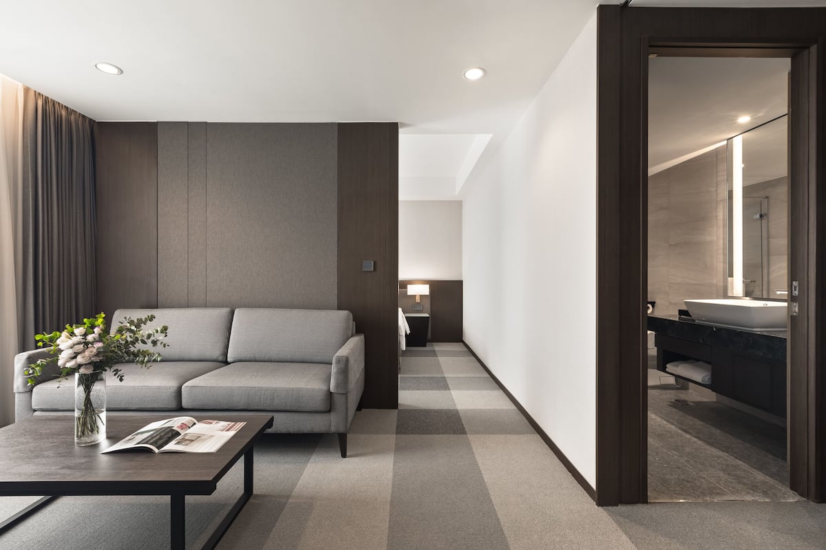 Lakeshore Suite | Living room | LED TV