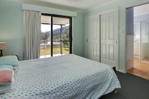 Iron/ironing board, bed sheets