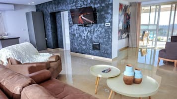1 bedroom, individually decorated, individually furnished, desk