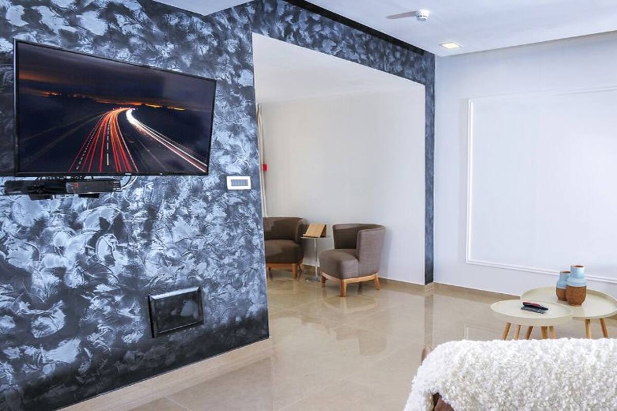 Deluxe Suite | 1 bedroom, desk, WiFi (free), individually decorated