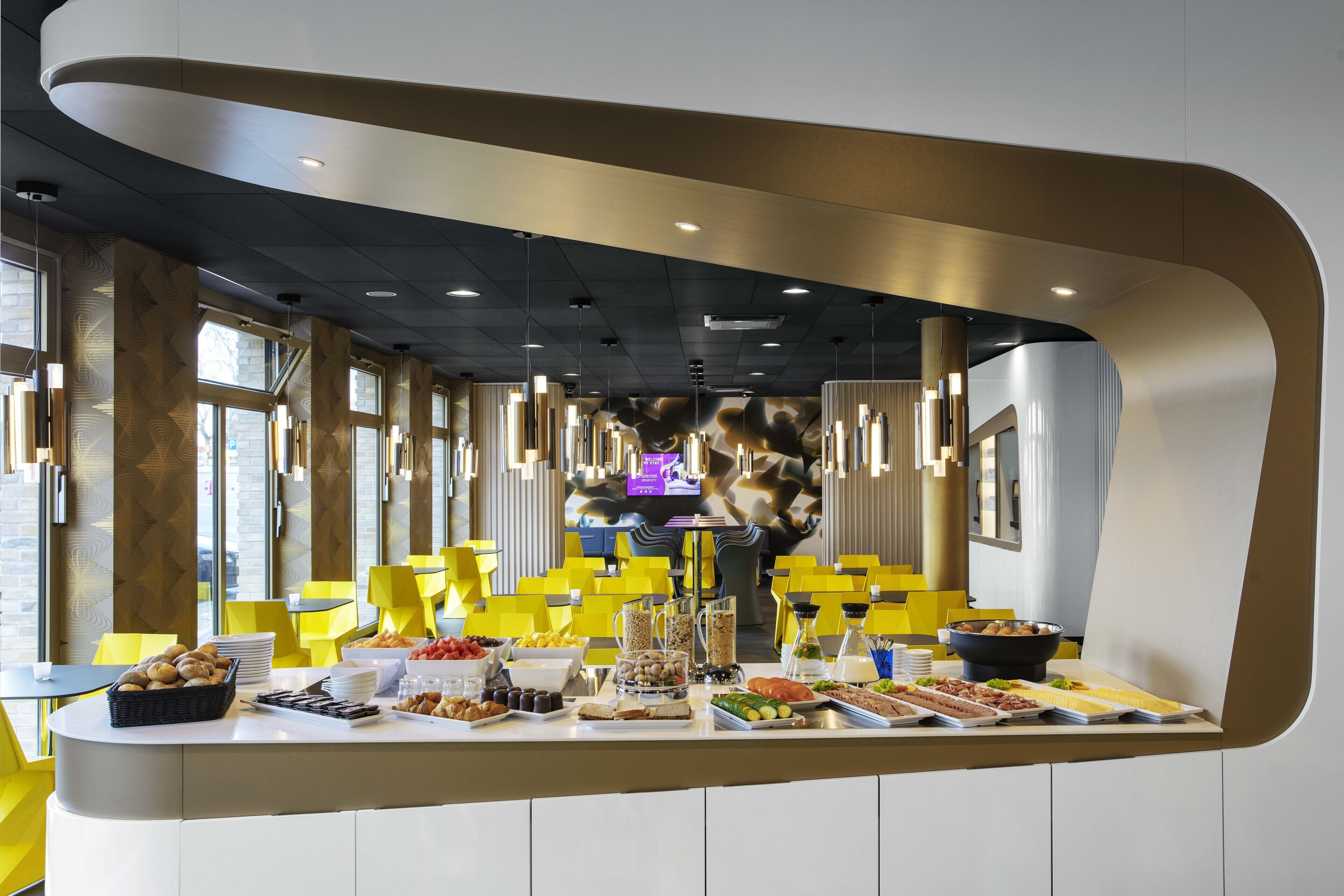 Petit déjeuner buffet (18 EUR par personne)