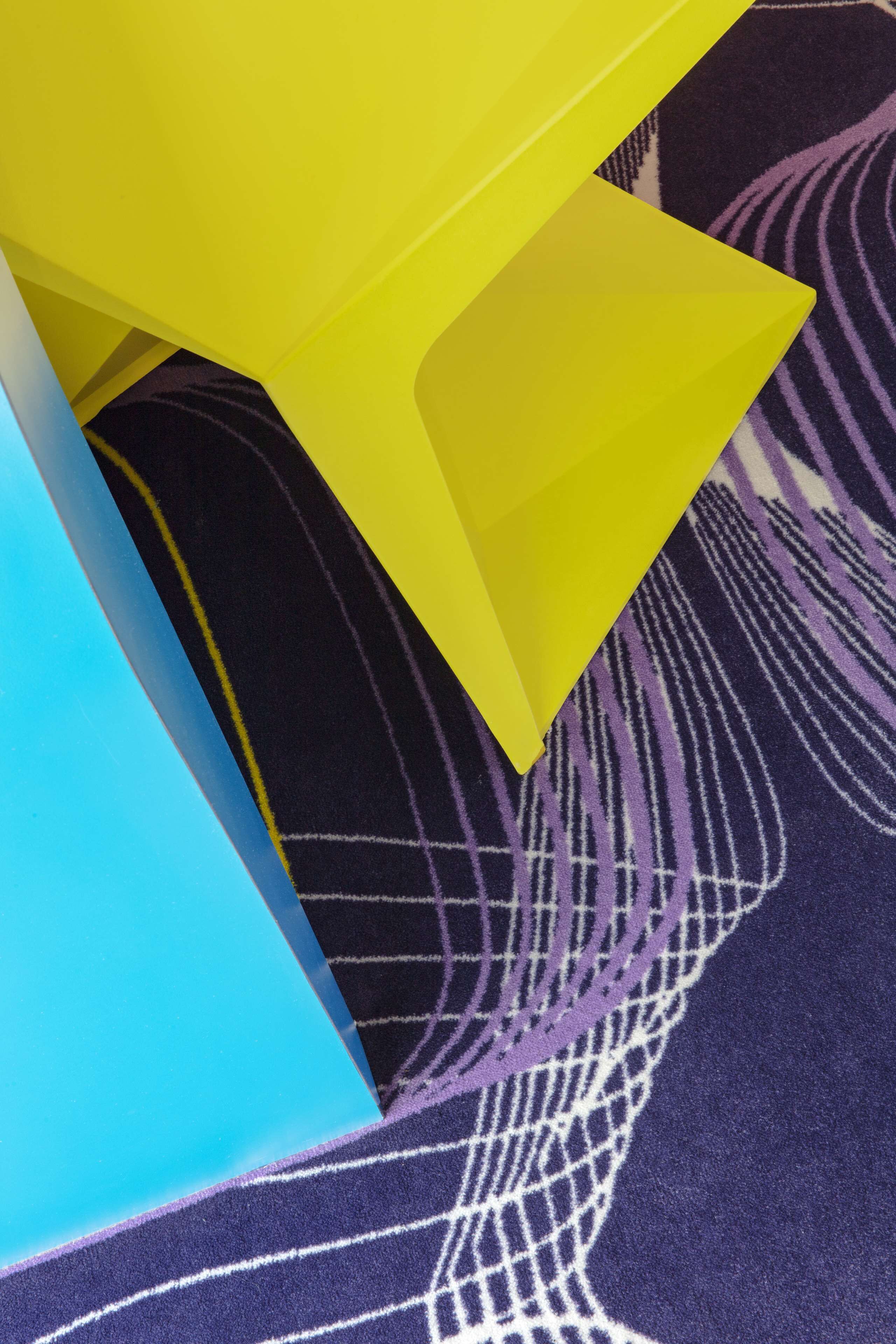 Primer plano de un tejido estampado con diseño geométrico.