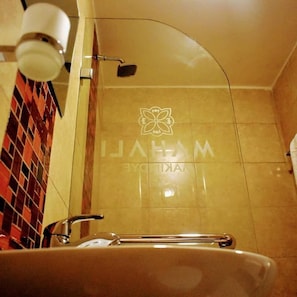 エグゼクティブ ダブルルーム | バスルームの設備 | シャワー、レインフォールシャワー、バスアメニティ (無料)、スリッパ