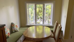 Desk, WiFi (free) - West Point Grey Guest House UBC (Vancouver)