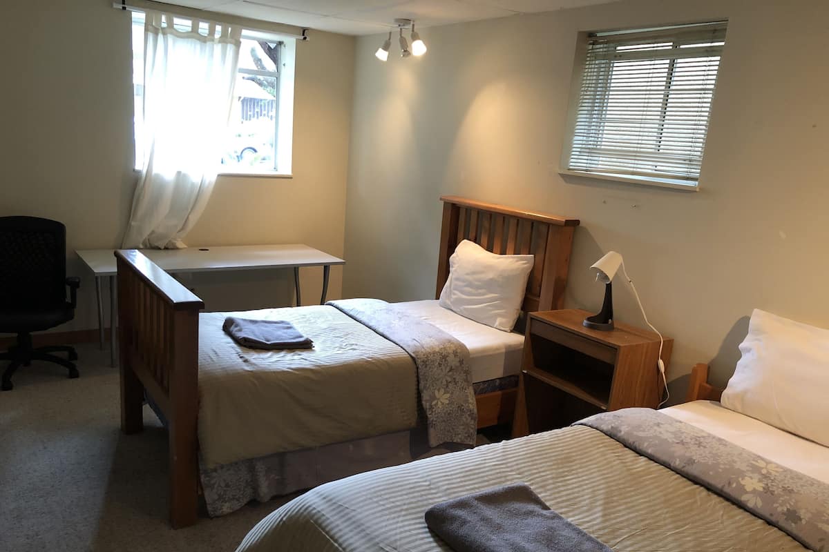 Quarto casal básico | Escrivaninha, Wi-Fi de cortesia
