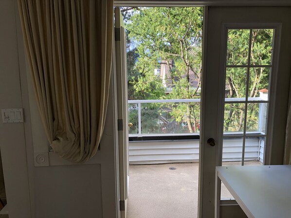 Comfort Suite | Balcony - West Point Grey Guest House UBC (Vancouver)