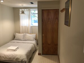 Quarto casal básico | Escrivaninha, Wi-Fi de cortesia