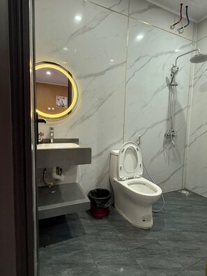 Shower, rainfall showerhead, hair dryer, slippers - Dang Khoa Homestay (Sa Pa)