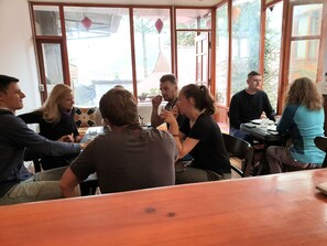 Se sirven desayunos, almuerzos y cenas; cocina local e internacional