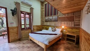 Escritorio, espacio para trabajar con laptop y wifi gratis