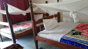 Colchones con pillow-top, muebles diferentes y escritorio 
