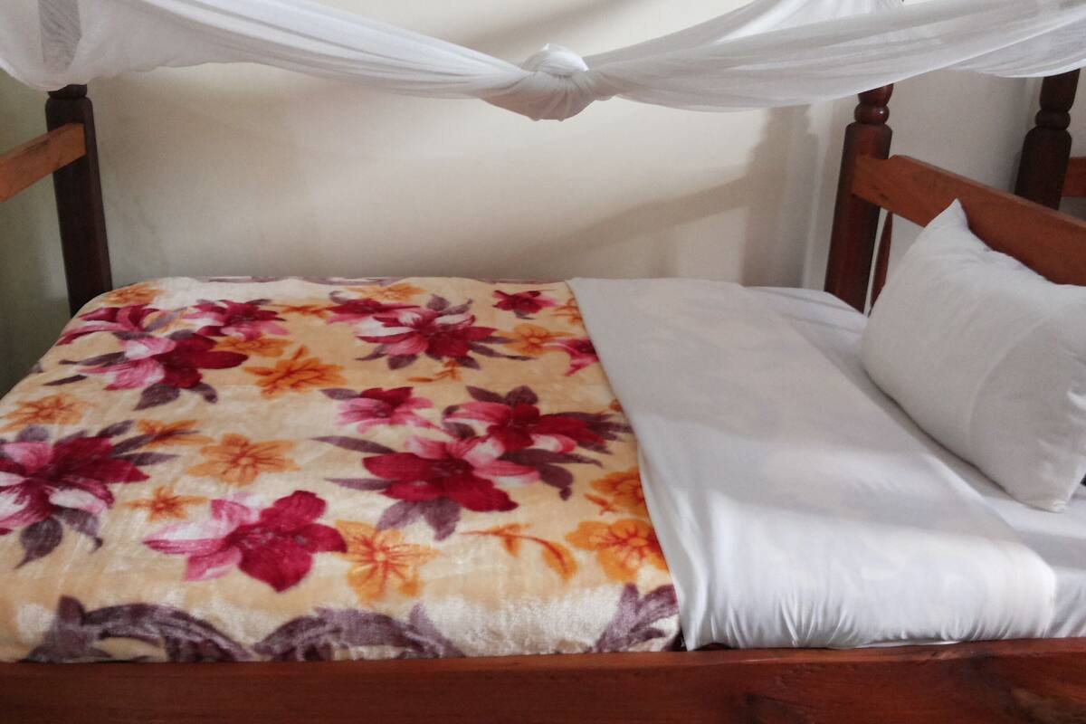 Pillowtop beds, desk, laptop workspace, blackout drapes