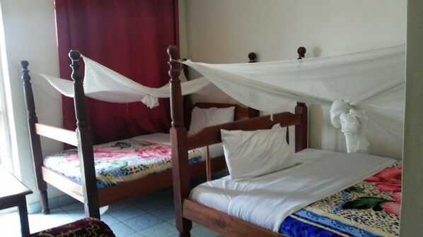 Kahden hengen huone (kaksi sänkyä) | Pillowtop-patjalliset sängyt, yksilöllisesti kalustettu, työpöytä