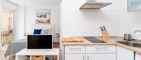 Kjøleskap, kokeplater, kaffetrakter/tekoker og brødrister