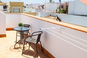Outdoor dining - Central Studio Apartment "Sol" Close to Beach with Rooftop Terrace & Air Conditioning (Barbate)