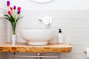 Shower, towels - Central Studio Apartment "Sol" Close to Beach with Rooftop Terrace & Air Conditioning (Barbate)