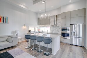 Een koelkast/vriezer, een magnetron, een oven, een kookplaat