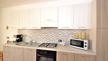 Kühlschrank, Mikrowelle, Ofen, Herdplatte