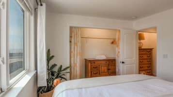 9 sovrum, värdeförvaringsskåp på rummet och skrivbord