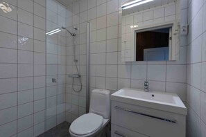 Cabaña, 2 habitaciones | Baño | Regadera, toallas, jabón