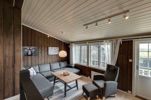 Cabin, 2 Bedrooms | Living area