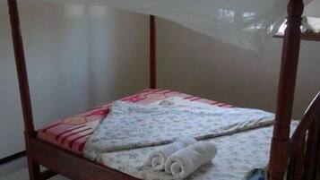 Escritorio, espacio para trabajar con laptop y cortinas blackout