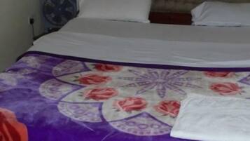 Bureau, espace de travail pour ordinateur portable, rideaux occultants