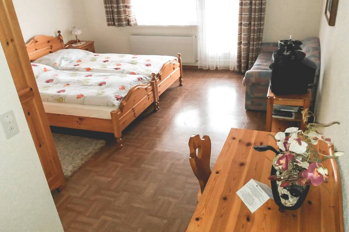 Habitación doble, balcón | Cortinas blackout, insonorización y ropa de cama