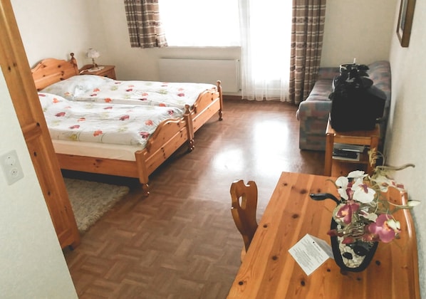 Habitación doble, balcón | Cortinas blackout, insonorización y ropa de cama