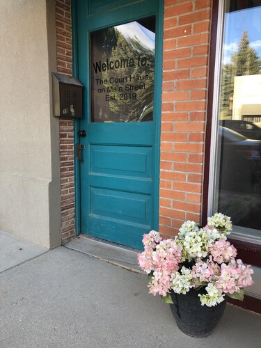 Court Haus pääkadulla