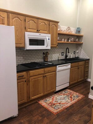 Kjøleskap, mikrobølgeovn, ovn og kokeplater